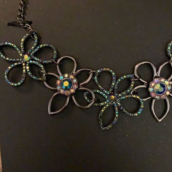 Rampage Flower Necklace   - Picture 3 of 5